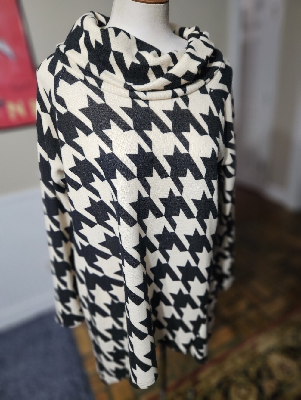 Houndstooth Big Print Sweater Large